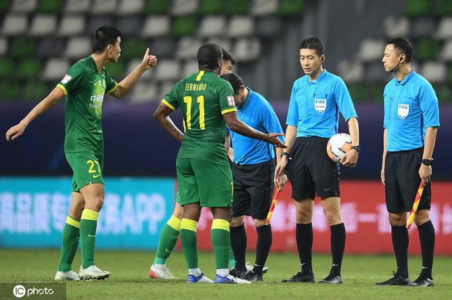  雷恩主场暴雨中战平对手 VAR判罚引发争议  